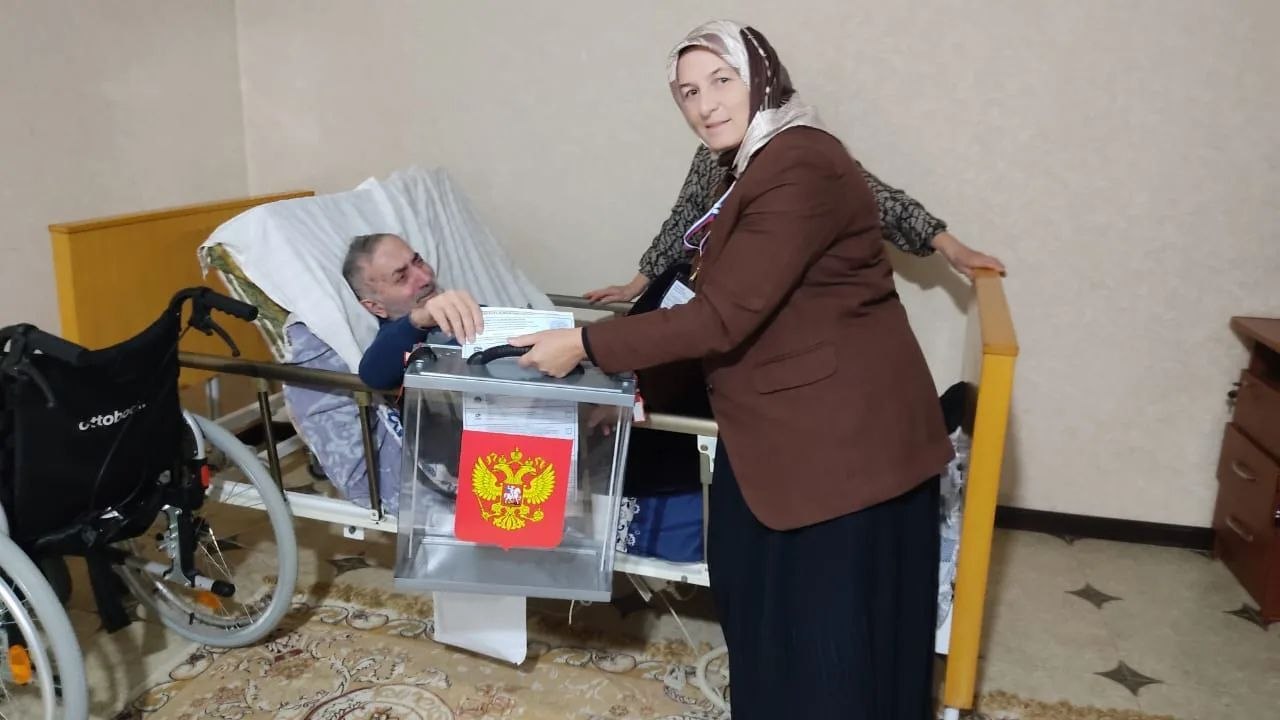 «Забота, которая рядом»: как соцработники Минтруда РД помогли подопечным КЦСОН проголосовать